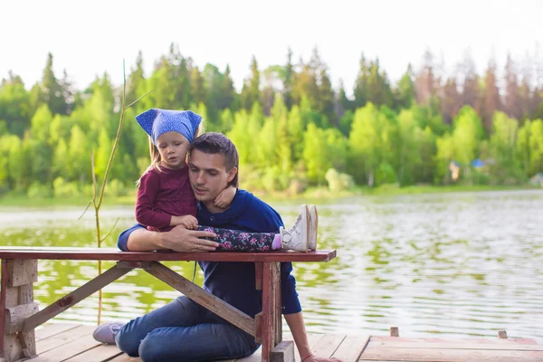 Jonge vader en zijn dochtertje op pier van het meer — Stockfoto
