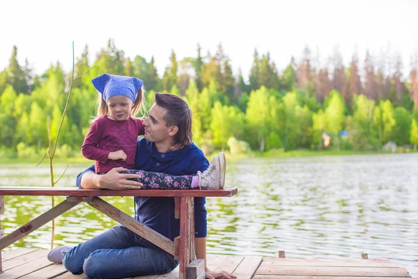 Jonge vader en meisje vissen op het meer — Stockfoto