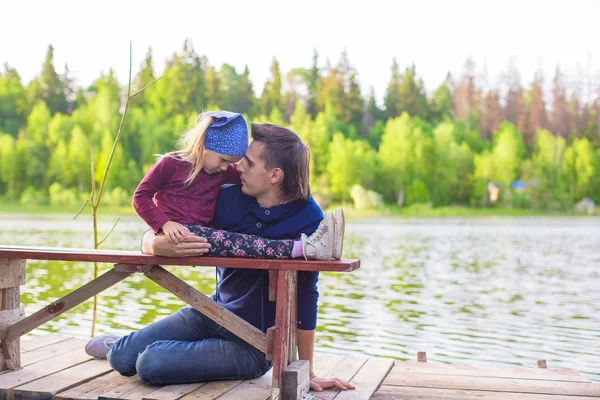 Young dad and his little cute daughter have fun outdoor — Stock Photo, Image