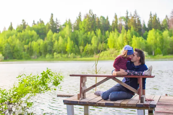 Jonge vader en dochter beetje schattig have fun buiten — Stockfoto