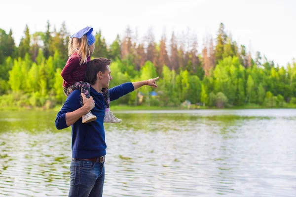 Unga far och liten flicka fiske utomhus — Stockfoto