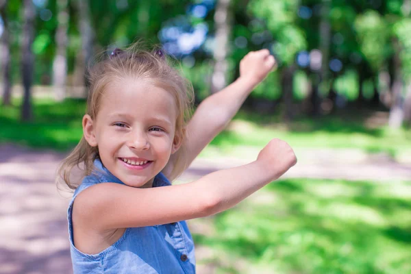 Glad bedårande liten flicka njuta av sommardag i parken — Stockfoto