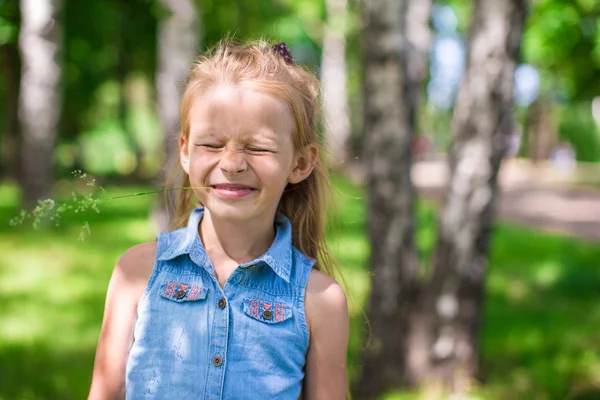 Happy adorable little girl enjoy summer day in the park — Stock Photo, Image