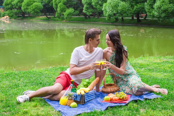 Jong koppel verliefd op een picknick in de buitenlucht — Stockfoto