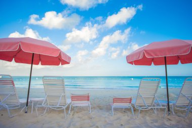 şemsiye ve plaj sandalyesi ile tropikal boş kumlu Plage cennet görünümü