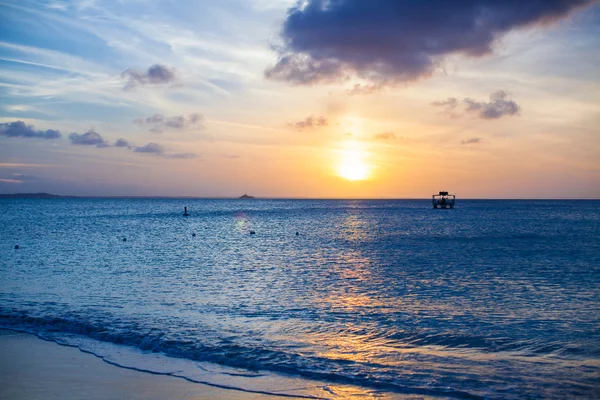 Impresionante hermosa puesta de sol en una playa caribeña exótica —  Fotos de Stock