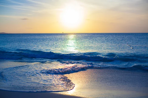 Atemberaubend schöner Sonnenuntergang an einem exotischen karibischen Strand — Stockfoto