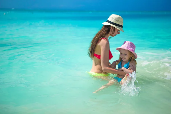 Mãe com seu filho se divertir em férias de verão — Fotografia de Stock