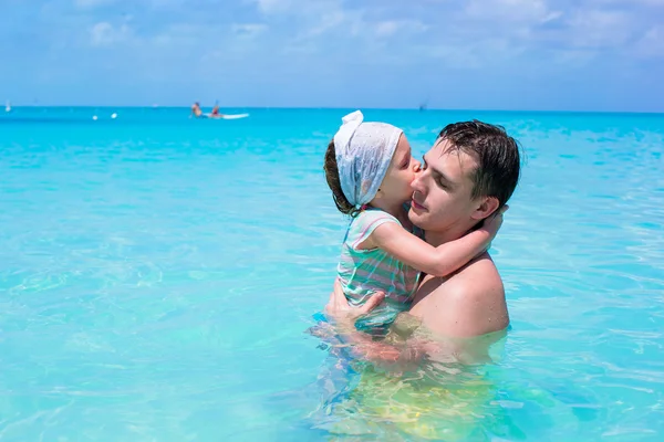 Pai feliz brincar com a filhinha em mar perfeito — Fotografia de Stock