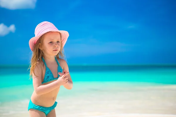 Adorable niña en sombrero en la playa durante las vacaciones caribeñas —  Fotos de Stock