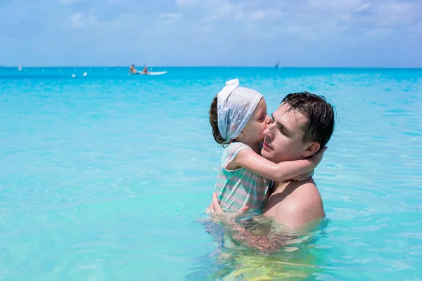 Feliz padre jugar con poco hija en perfecto mar — Foto de Stock