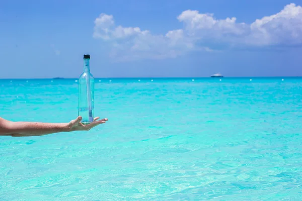 Flaska med meddelande på stranden — Stockfoto