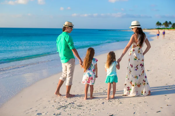 Lycklig familj med två barn på sommarlovet — Stockfoto