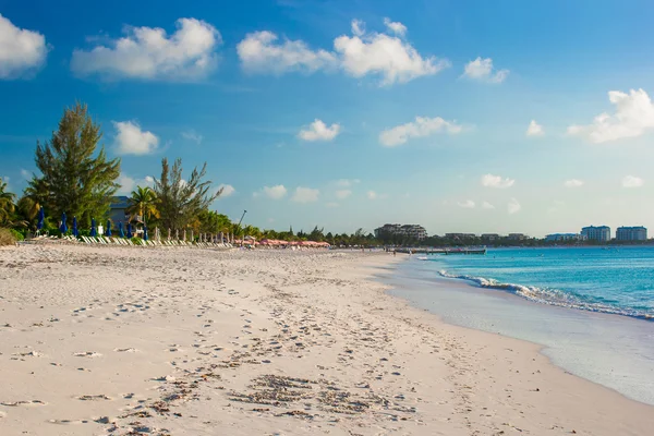 Playa blanca perfecta con agua turquesa en el Caribe —  Fotos de Stock