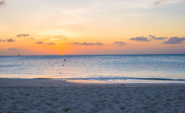 Atemberaubend schöner Sonnenuntergang an einem exotischen Strand — Stockfoto