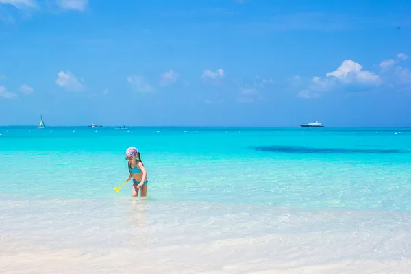 Karayipler tatil sırasında plajda küçük sevimli kız — Stok fotoğraf