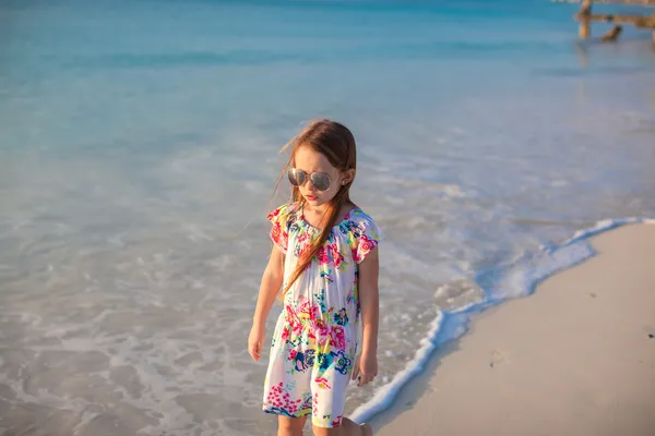 Adorable niña caminando en la playa tropical blanca —  Fotos de Stock