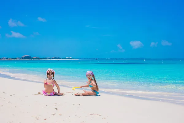 Little cute girls on white beach during vacation — Stock Photo, Image