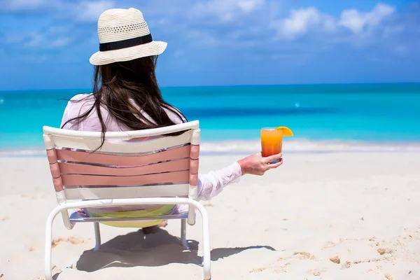 Jeune belle femme se détendre avec un cocktail sur la plage tropicale blanche — Photo