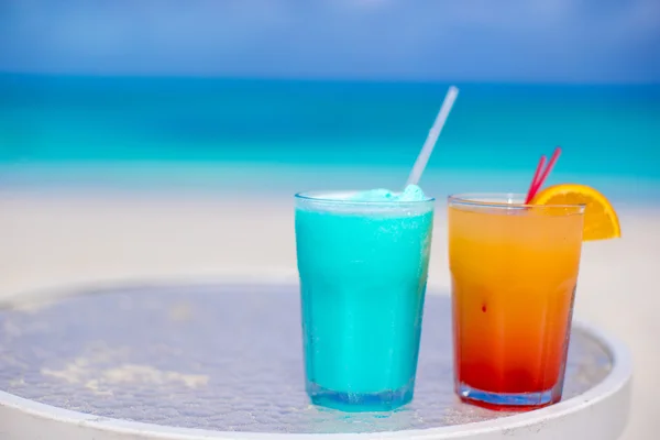Close up tasty cocktails on the white sandy beach — Stock Photo, Image