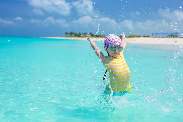 Szczęśliwa dziewczynka zabawy na plaży podczas letnich wakacji — Zdjęcie stockowe