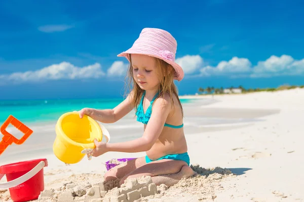 Adorabile bambina che gioca con i giocattoli in vacanza al mare — Foto Stock