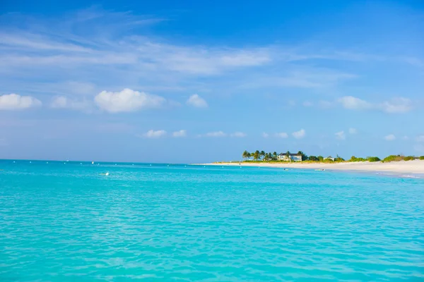 Playa blanca perfecta con agua turquesa en el Caribe —  Fotos de Stock