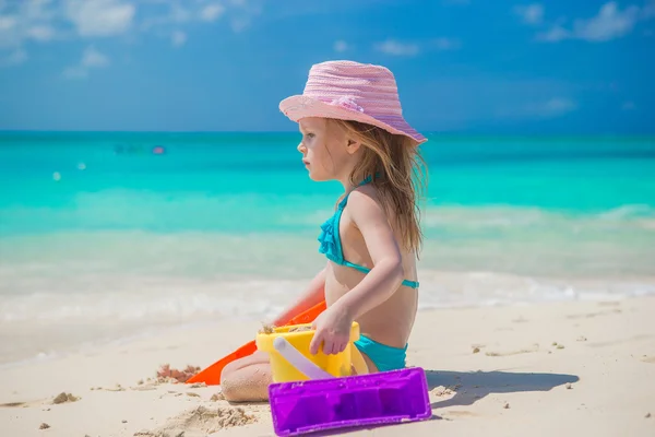 Urocza dziewczynka bawiąca się zabawkami na wakacjach na plaży — Zdjęcie stockowe