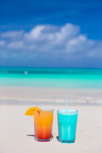 Close up tasty cocktails on the white sandy beach — Stock Photo, Image