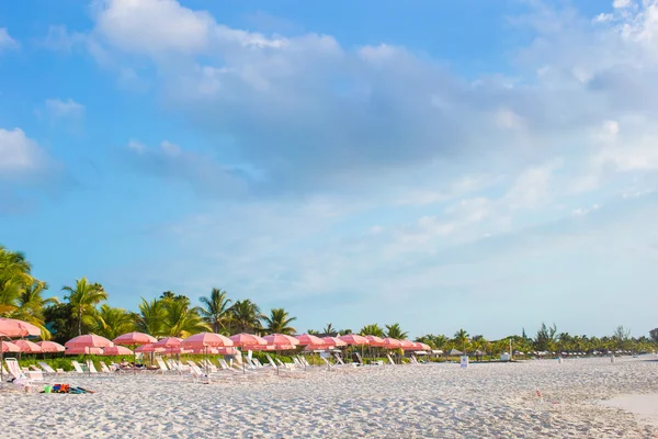 Playa blanca perfecta con agua turquesa en la hermosa isla —  Fotos de Stock