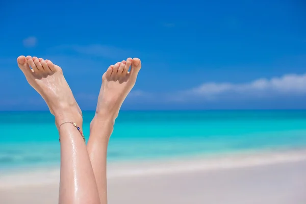 Zbliżenie żeńskich stóp na białej piaszczystej plaży — Zdjęcie stockowe