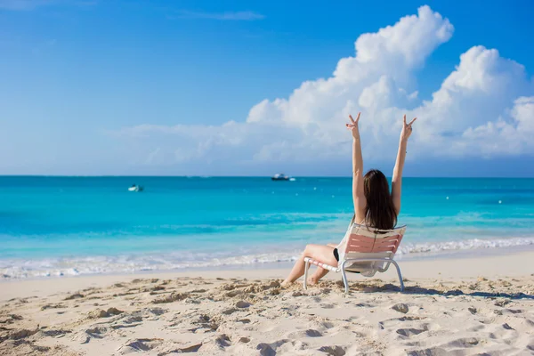 Młoda kobieta w plażowym krześle podczas jej wakacji — Zdjęcie stockowe