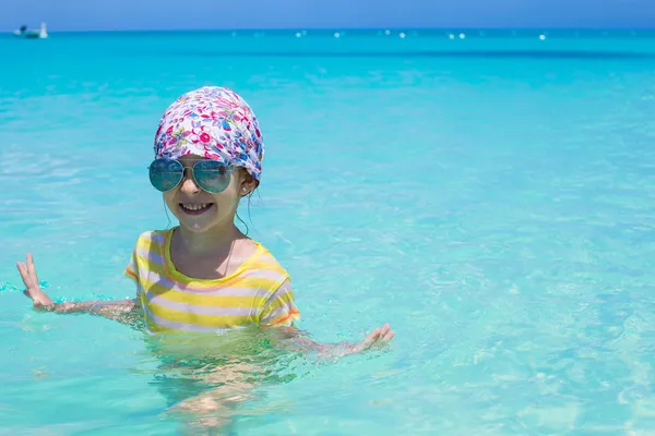 Søte lille jente i havet på tropisk strandferie – stockfoto