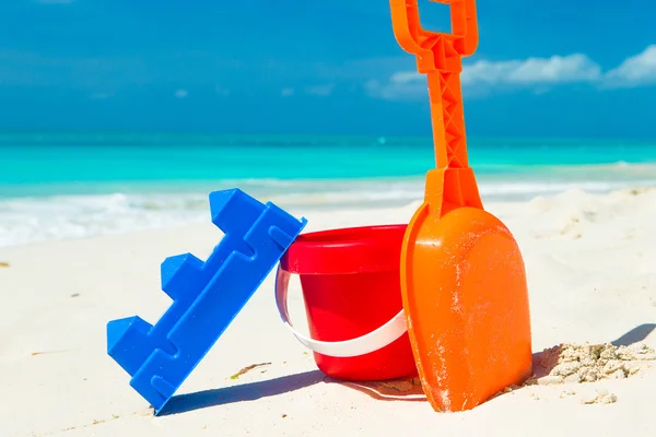 Zomer kinderen speelgoed in het witte zand strand — Stockfoto