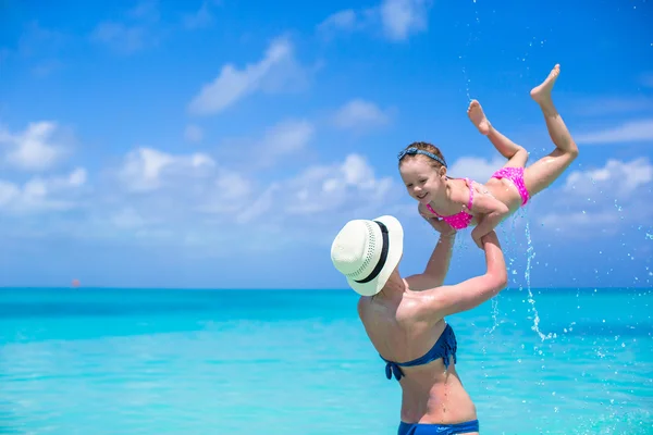 Matka s dcerou roztomilý užít letní dovolenou — Stock fotografie