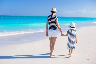 arkadan görünüşü mutlu anne ve küçük kızı caribbean Beach