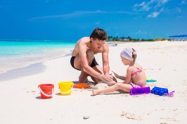 mutlu baba ve plaj oyuncakları ile oynarken sevimli küçük kız