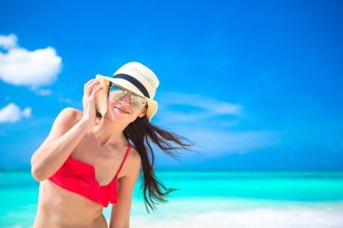 tropik sahilde elinde seashell ile güzel kız