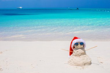 küçük kumlu Kardan beyaz Karayipler Beach kırmızı santa şapka ile