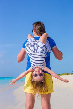 mutlu baba var eğlenceli küçük sevimli kızı ile mükemmel kumsalda