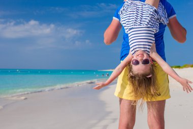 mutlu baba ve onun küçük sevimli kız mükemmel kumsalda yaz tatili keyfini