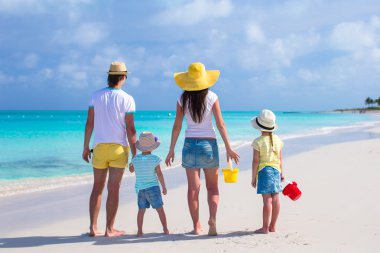 yaz tatili iki çocuklu mutlu bir aile