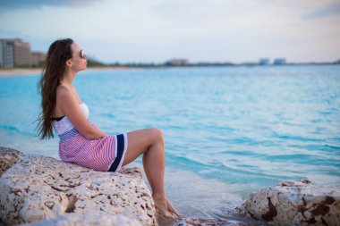 genç kadının beyaz tropikal plaj tatil