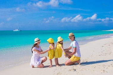 Karayipler tatil iki çocuklu genç güzel ailesi