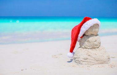 küçük kumlu Kardan beyaz Karayipler Beach kırmızı santa şapka ile