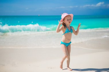 sevimli küçük kız plajda Karayipler tatil sırasında şapkalı