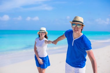 mutlu bir aile var eğlenceli caribbean beach tatil