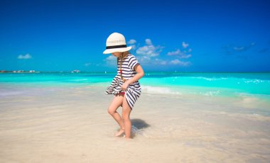 Karayipler tatil sırasında plajda şapkalı küçük kız