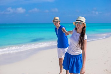 mutlu bir aile var eğlenceli caribbean beach tatil