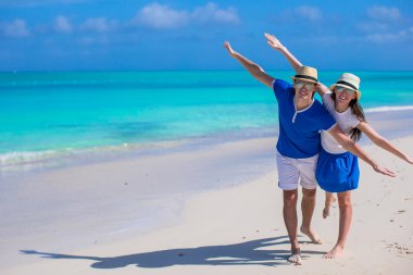 mutlu bir aile var eğlenceli caribbean beach tatil